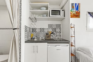 Réfrigérateur, micro-ondes, plaque de cuisson, cafetiÚre/bouilloire