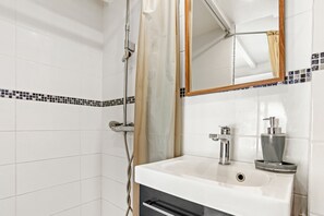 Douche, serviettes fournies