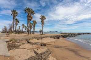 Beach nearby - Studio Apartment 'Pin ède Romane Fréjus' with Private Terrace, Wi-Fi and Air Conditioning (Fréjus)