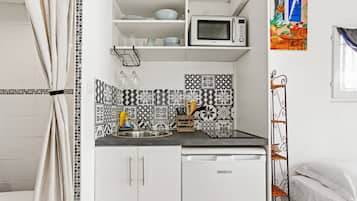 Kylskåp, mikrovågsugn, spishäll och kaffe- och tebryggare