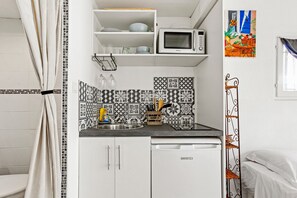 Fridge, microwave, stovetop, coffee/tea maker
