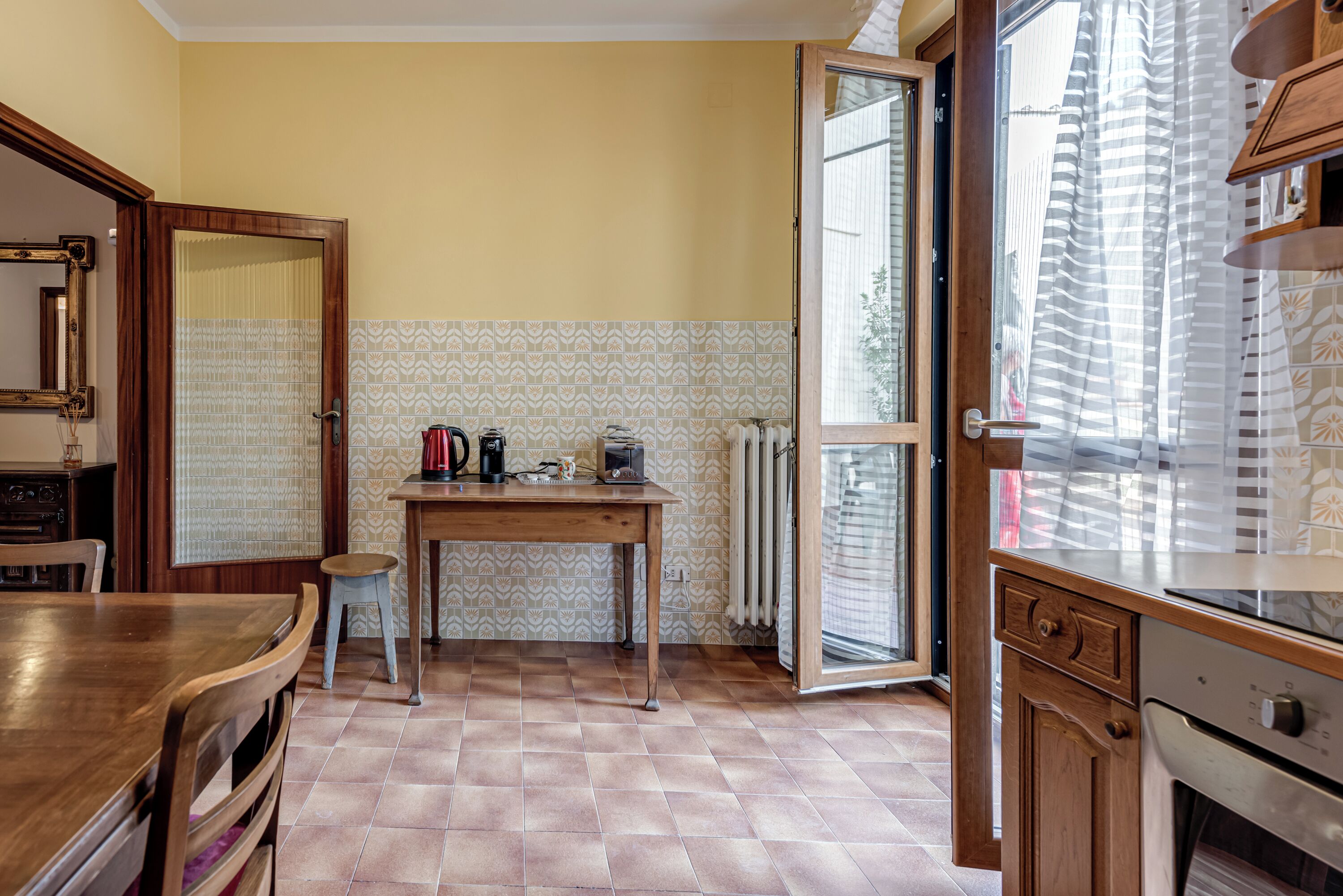 Réfrigérateur, micro-ondes, plaque de cuisson, cafetière/bouilloire