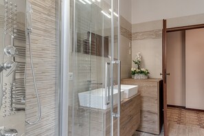 Douche, sèche-cheveux, serviettes fournies