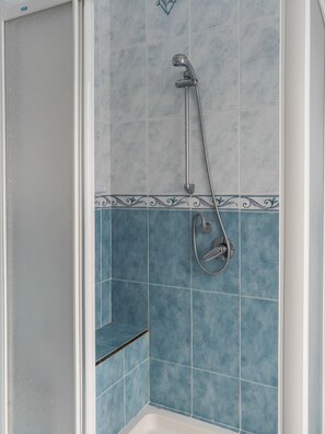 Douche, sèche-cheveux, serviettes fournies