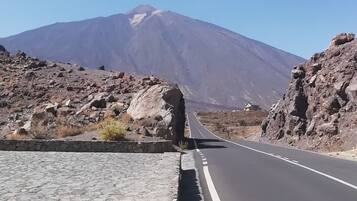 Una carretera pavimentada con una montaña al fondo.
