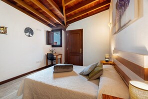 1 habitación, tabla de planchar con plancha, wifi gratis y ropa de cama 