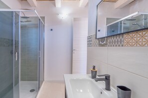 淋浴设施、吹风机、毛巾