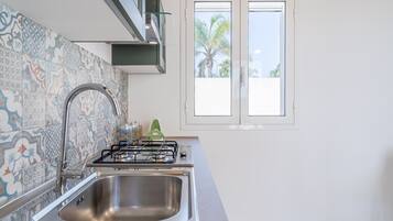 Fridge, oven, stovetop, dishwasher