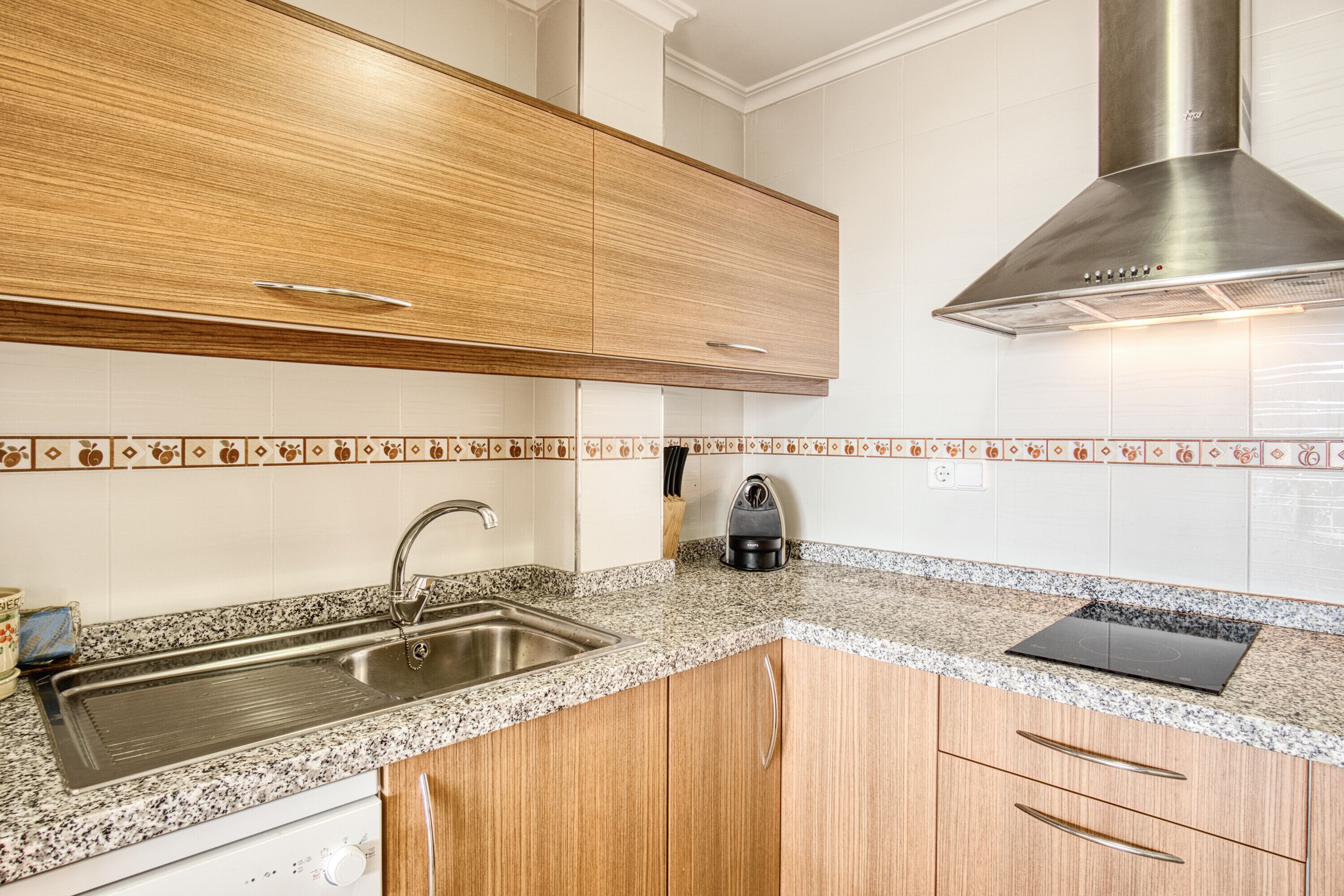 Frigorífico, microondas, placa de cocina y lavavajillas