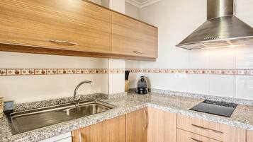 Een koelkast, een magnetron, een kookplaat, een vaatwasser