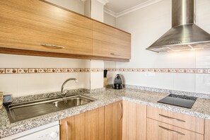 Jääkaappi, mikroaaltouuni, liesi, astianpesukone