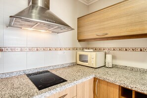 Kühlschrank, Mikrowelle, Herdplatte, Geschirrspüler