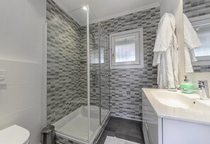 Shower, towels - Villa 'Vista Moraira' with Sea View, Wi-Fi and Air Conditioning (Moraira)