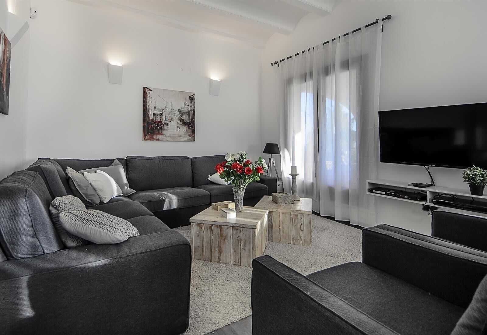 Een televisie, een open haard, een dvd-speler en een stereo