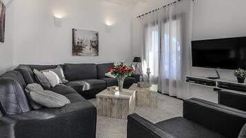 Een televisie, een open haard, een dvd-speler en een stereo