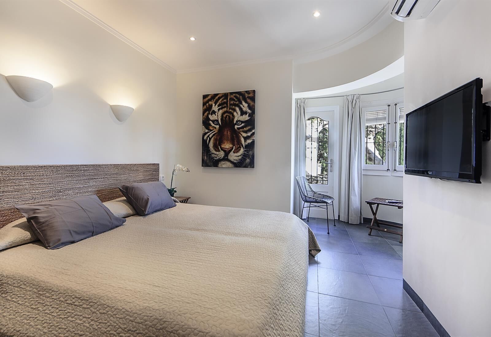 5 slaapkamers, een strijkplank/strijkijzer, gratis wifi, beddengoed