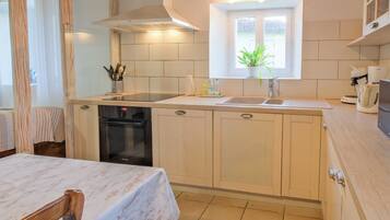 KĂŒhlschrank, Mikrowelle, Ofen, Herdplatte