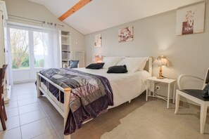 2 bedrooms, iron/ironing board, free WiFi, bed sheets - Gite Le Moutat-La Cave with Private Garden and Wi-Fi (Allemans)