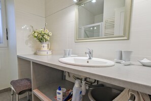 Een douche, een haardroger, handdoeken