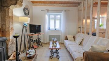 Télévision, cheminée, table de tennis de table