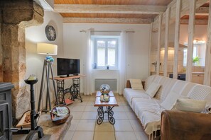 TV, fireplace, ping pong - Gite Le Moutat-La Cave with Private Garden and Wi-Fi (Allemans)