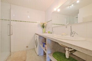 Chuveiro, secador de cabelo, toalhas de banho