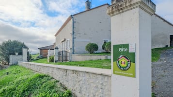 Ein Gebäude mit einem Schild, auf dem 'Gite' steht, und dem Logo 'Gites de France'.