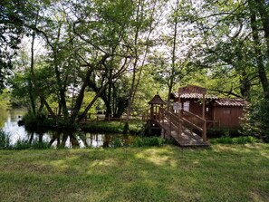 Property grounds - Holiday Home 'Gîte Le Moutat-Le Châlet' with Private Terrace (Allemans)