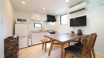 Fridge, microwave, stovetop, cookware/dishes/utensils