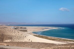 Beach nearby - Vacation Home 'Las Arenas Family' with Mountain View, Private Terrace and Wi-Fi (Costa Calma)