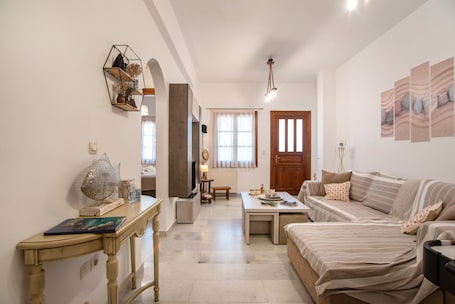 TV. Apartment 'On_the_road_house' with Mountain View, Balcony and Wi-Fi