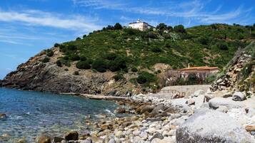 Una spiaggia nelle vicinanze