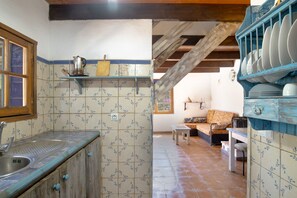 Refrigerador, parrilla de estufa y cafetera y tetera 