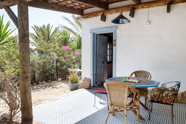 Outdoor dining - Holiday Home 'Mora' with Private Terrace, Private Garden and Wi-Fi (Vejer de la Frontera)