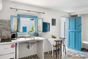 Refrigerador, parrilla de estufa, cafetera y tetera y tetera eléctrica 