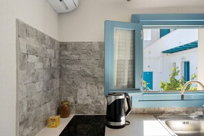 Réfrigérateur, plaque de cuisson, cafetière/bouilloire