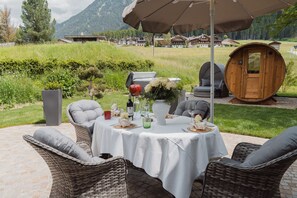 Outdoor dining - Apartment 'Alpenrose' with Mountain View, Shared Terrace and Wi-Fi (St. Martin in Gsies)