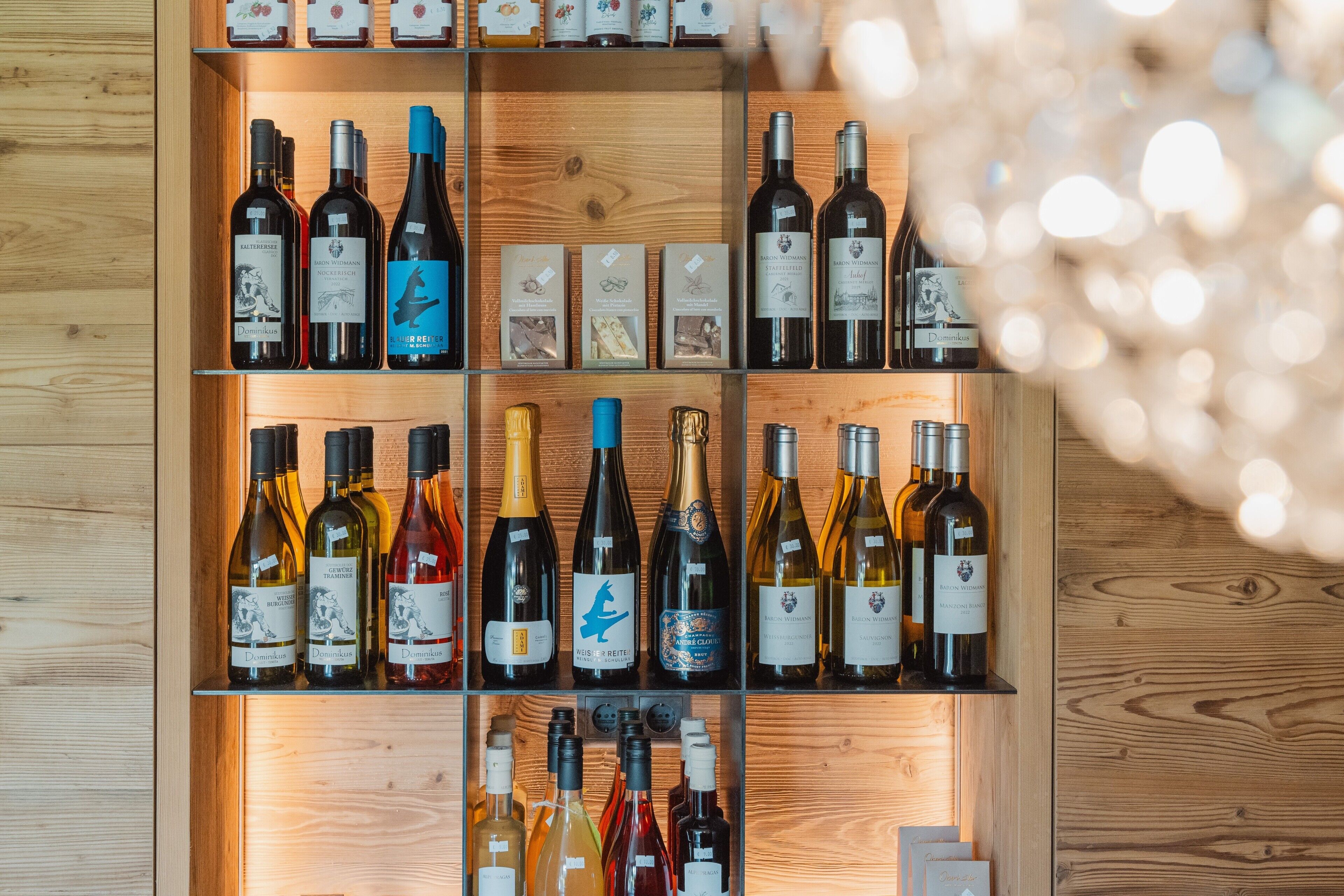 Ein Weinkühlschrank aus Holz mit verschiedenen Weinflaschen.