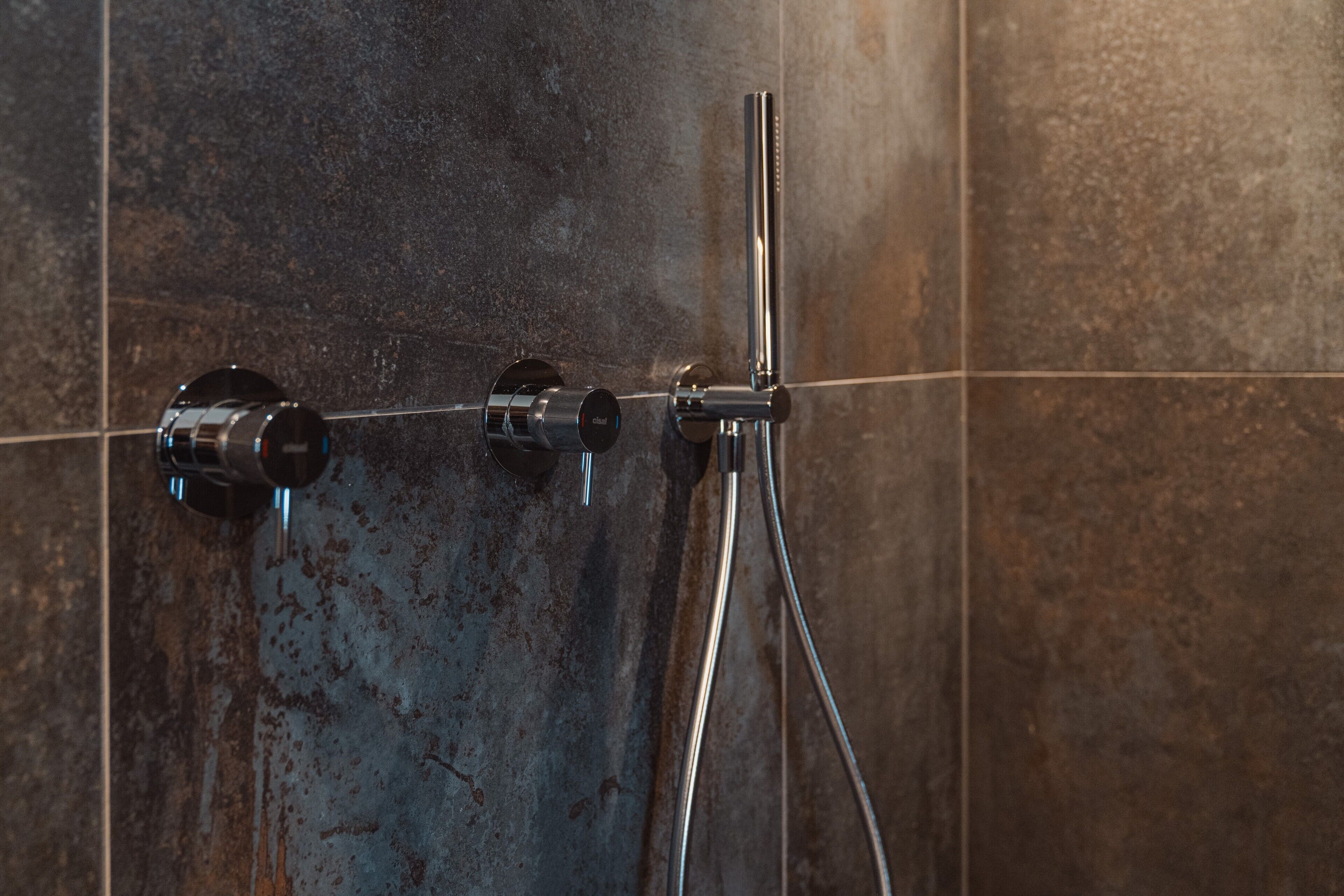 Een douche, een haardroger, handdoeken