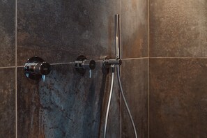 Ducha, secador de pelo y toallas