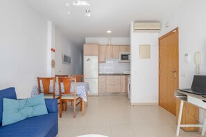 TV - Apartment 'Blue Beach Home' with Terrace (Conil de la Frontera)