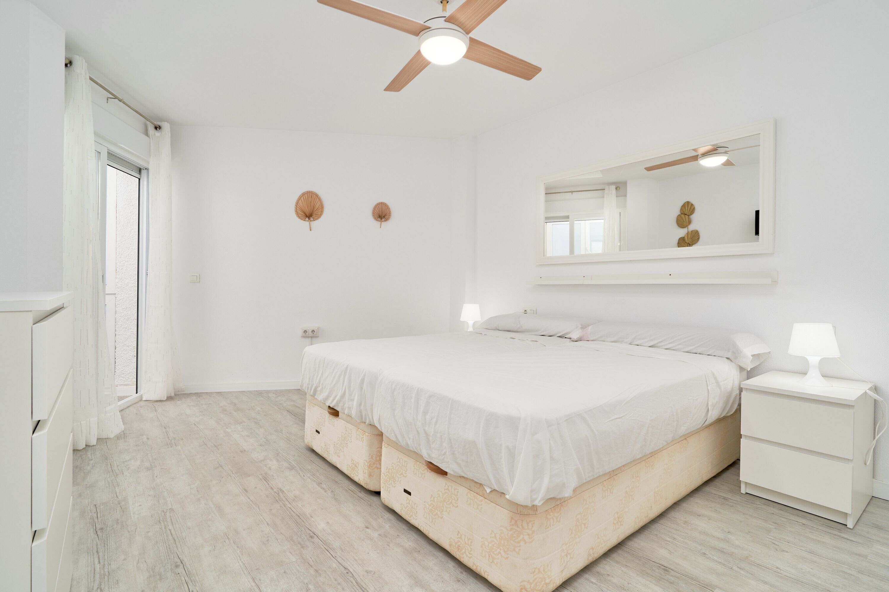 1 habitación, tabla de planchar con plancha, wifi gratis y ropa de cama 