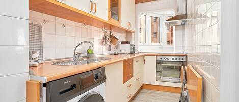 Frigorífico, microondas, horno y placa de cocina