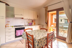 Refrigerador, horno, parrilla de estufa y utensilios de cocina 