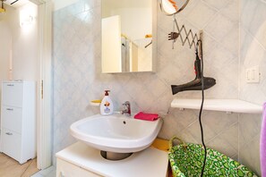 Ducha, secador de pelo y toallas