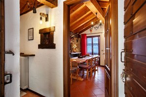 Dining - Apartment 'Elois' with Mountain View, Shared Terrace and Wi-Fi (Gressan)