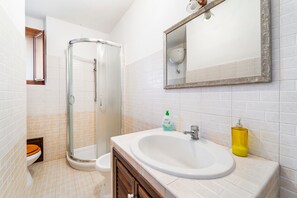 Een douche, een haardroger, handdoeken