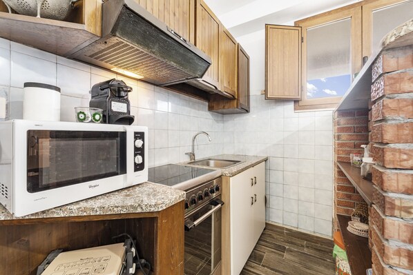 Jääkaappi, mikroaaltouuni, uuni, liesi