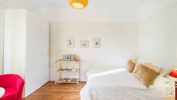 Een strijkplank/strijkijzer, gratis wifi, beddengoed