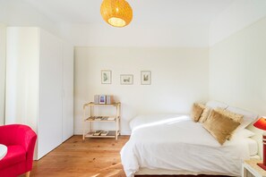 Tabla de planchar con plancha, wifi gratis y ropa de cama 